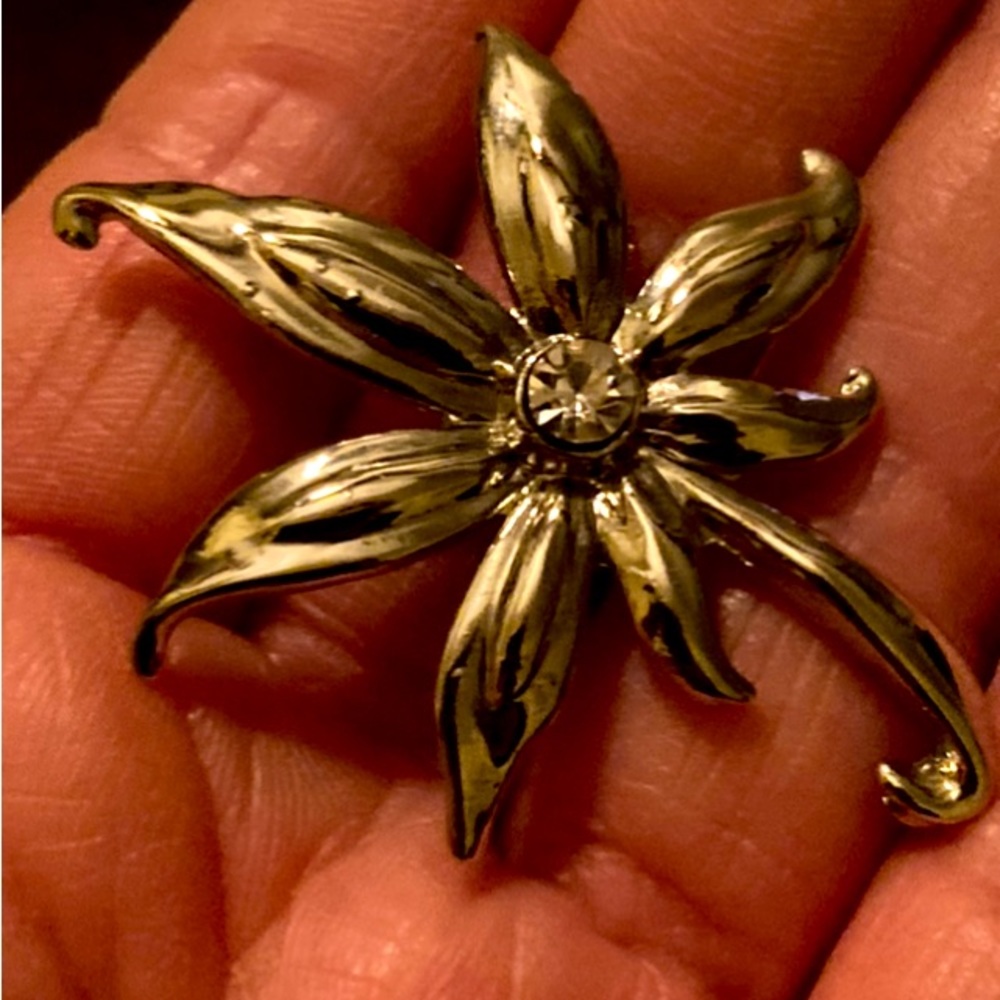 Vintage 1950s/60s silver flower brooch/pin Center crystal
